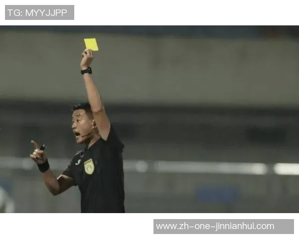 足球裁判周刚微博引发热议球迷对裁判判罚标准展开激烈讨论